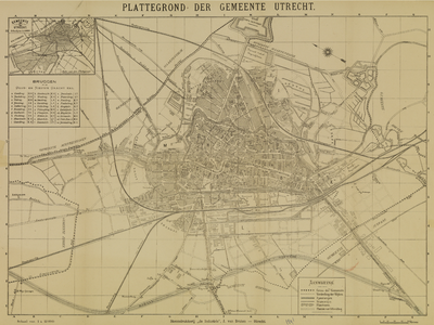 214053 Plattegrond van de stad Utrecht, met weergave van het stratenplan met namen, bebouwing, wegen, spoorwegen en ...